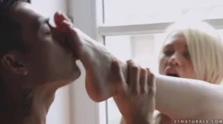 Hot babe Lindsey Olsen foot fetish